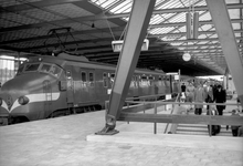 155022 Afbeelding van het electrische treinstel nr. 360 (mat. 1954, plan M) van de N.S. langs het perron van het ...